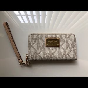 Michael Kors Jet Set zip wristlet
